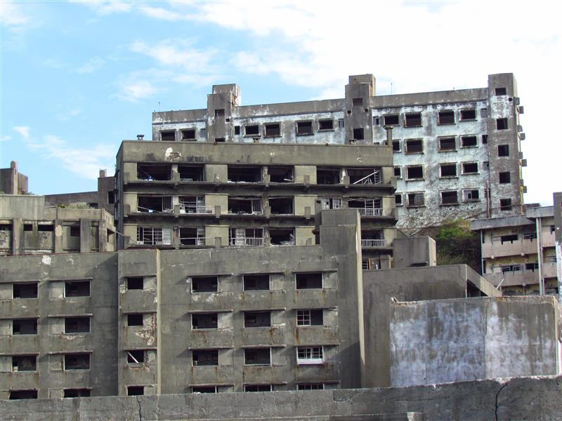 Gebaeude auf Gunkan Jima bei Nagasaki in Japan