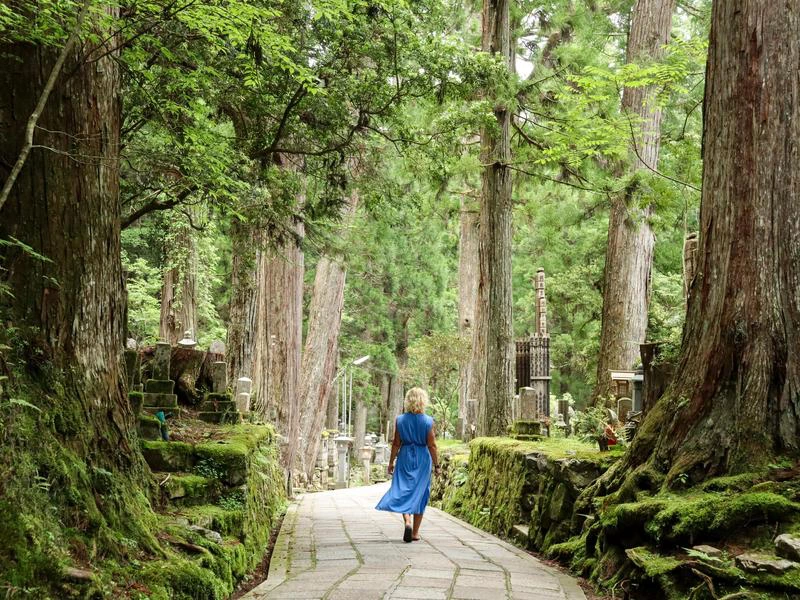 Reisende läuft über den Friedhof in Koyasan