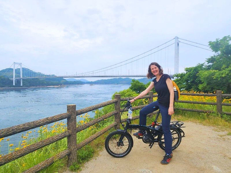 Fietsen over de Kaido brug in Japan