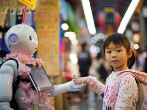 Einheimische schüttelt die Hand eines Roboters in Japan