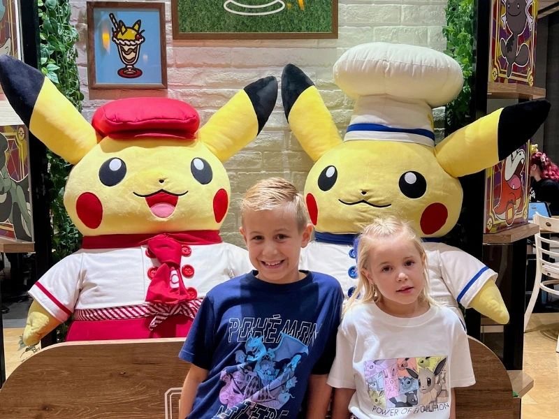 Kinder vor Pokemon Figuren in Tokio