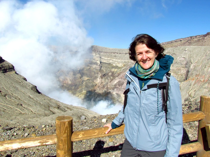 Reisende vor dem rauchenden Aso-san