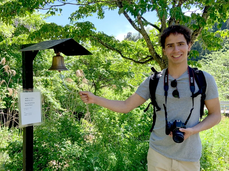 Mann läutet Glocke auf dem Kiso-Hike
