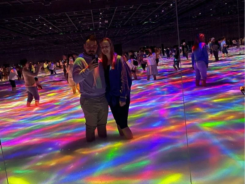 Mann und Frau im Museum TeamLab Planets in Tokio