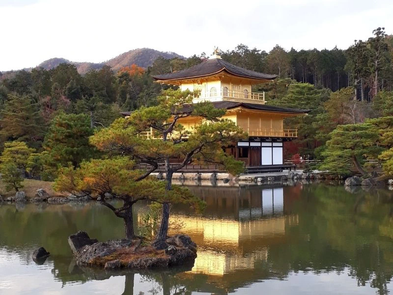der goldene Pavillon in Kyoto umgeben von Wasser