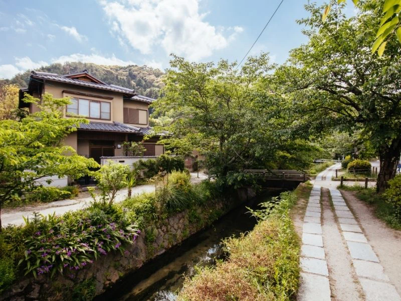 der Philosophenweg in Kyoto im Sommer