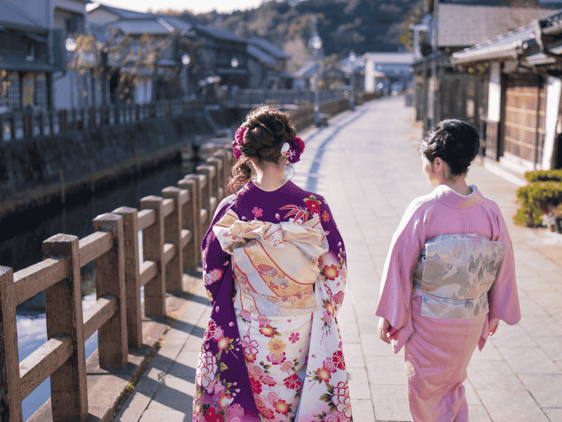 Japanerinnen laufen im Kimono durch die Straßen
