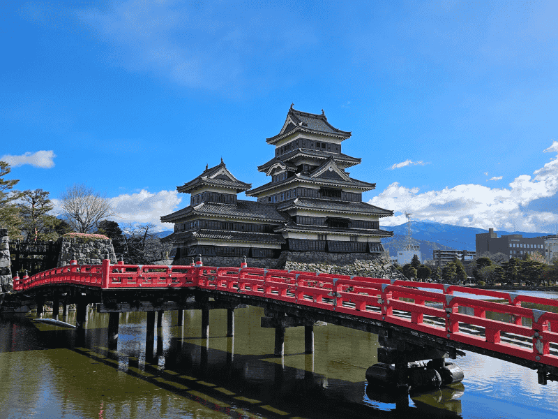 Burg in Matsumoto mit der roten Brücke