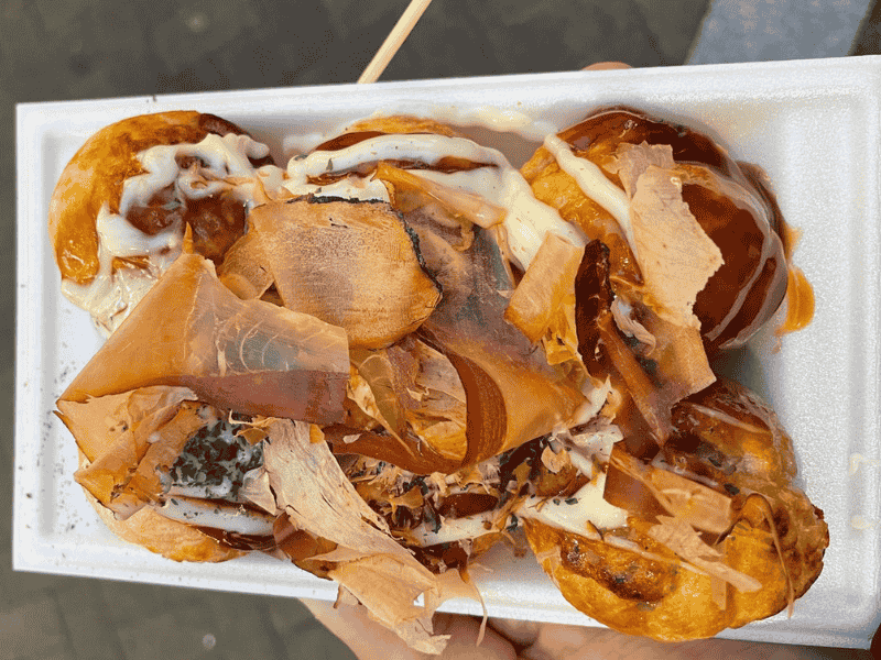 Takoyaki - knusprige Teigbällchen mit Oktopus - von einem Streetfood Stand