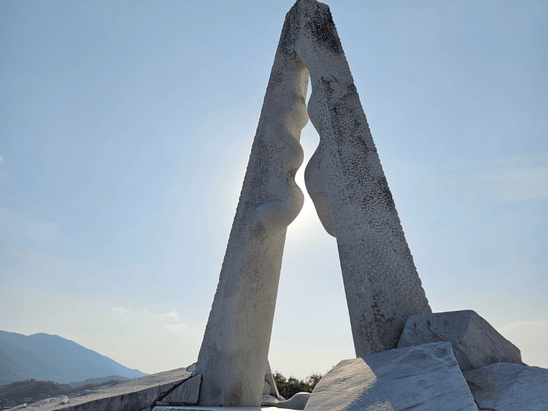 Marmor-Kunstwerk über dem Kōsan ji Tempel