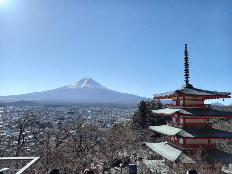 Pagode mit dem Mount Fuji im Hintergrund