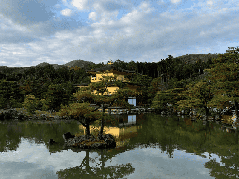Goldener Pavillon im See in Kyoto