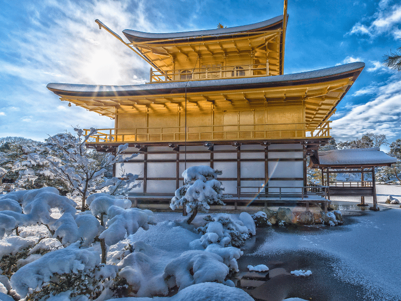 Der Goldene Pavillon von Kyoto im Schnee