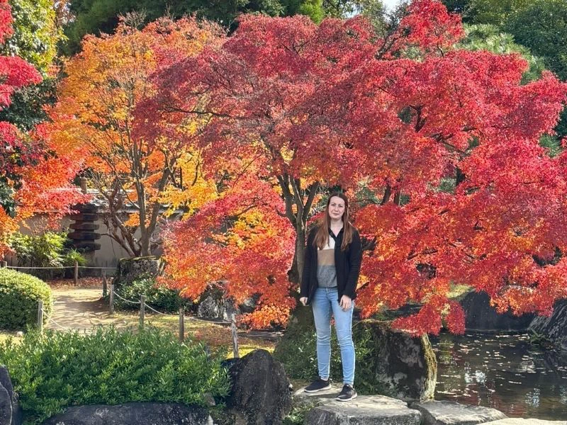 Frau im japanischen Garten in Himeji im Herbst