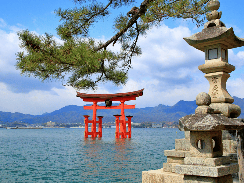 Roter Itsukushima Torii Schrein im Wasser bei Miyajima