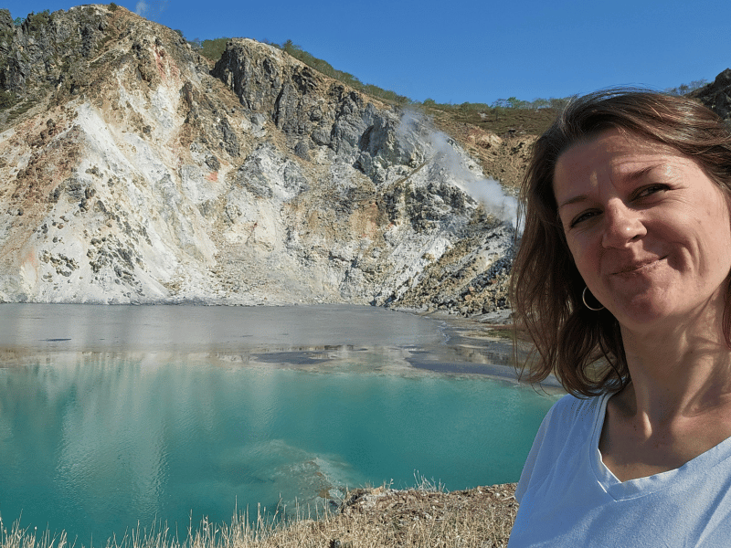 Frau vor türkisblauem See in Noboribetsu