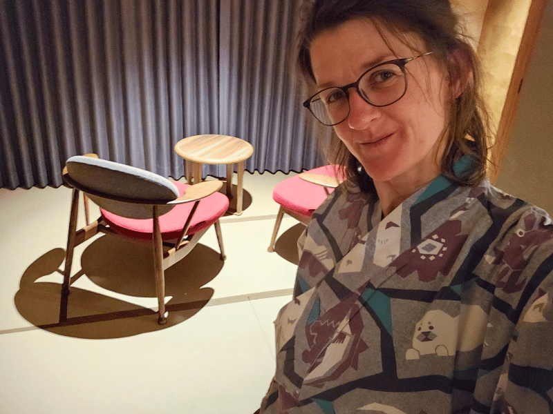 Frau im japanischen Zimmer im Hotel in Shiretoko