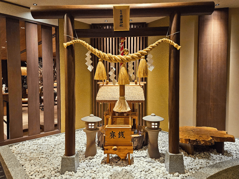 Kleiner Schrein im Hotel in Shiretoko