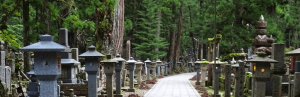 Weg auf Friedhof in Koyasan