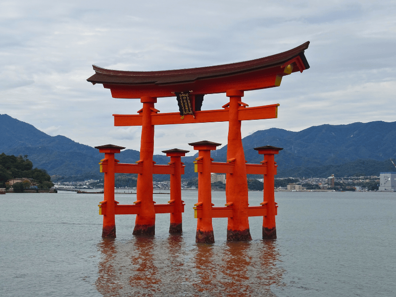 Rotes Schrein Tor bei Flut im Wasser auf der Insel Miyajima