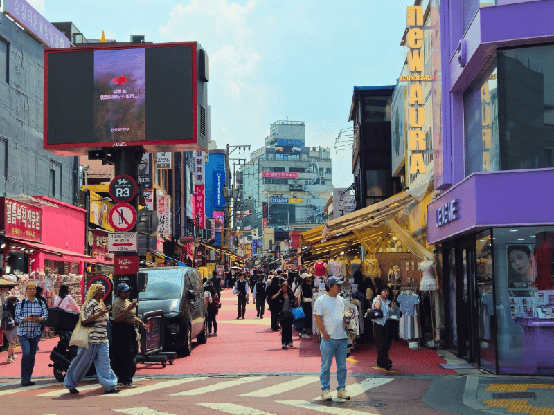 Menschen im Viertel Hongdae in Seoul
