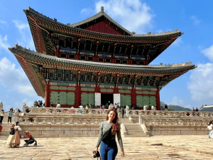 Reisende vor Tempel in Seoul, Südkorea