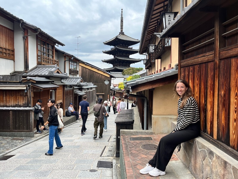 Reisende in der Innenstadt von Kyoto, Japan