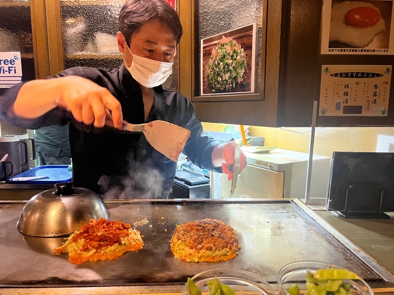 Live kochen direkt am Platz in Osaka, Japan