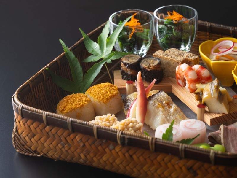 Diverse Speisen beim Mittagessen in Ryokan, Japan