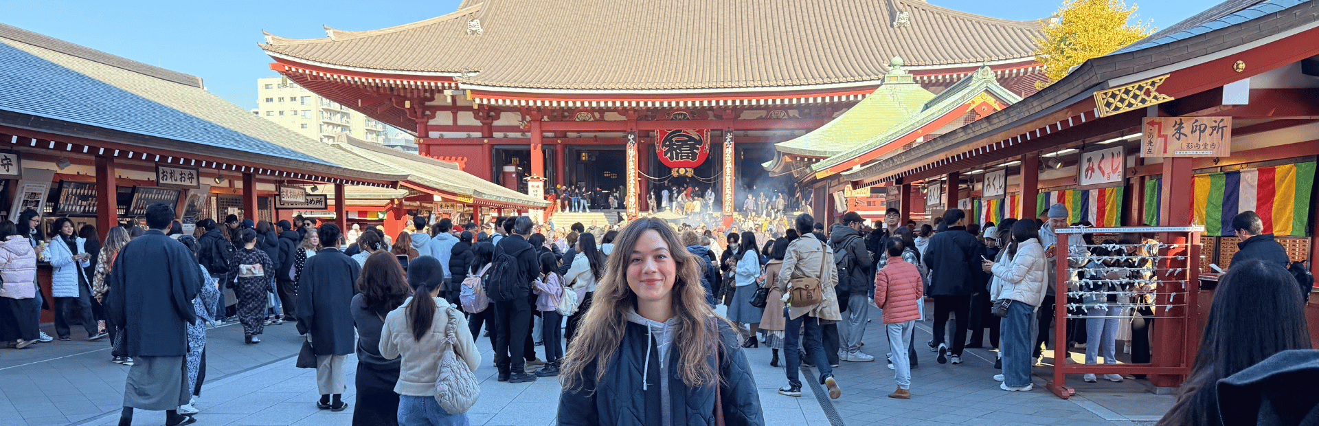 Frau vor dem Tempel in Asakusa, Tokio