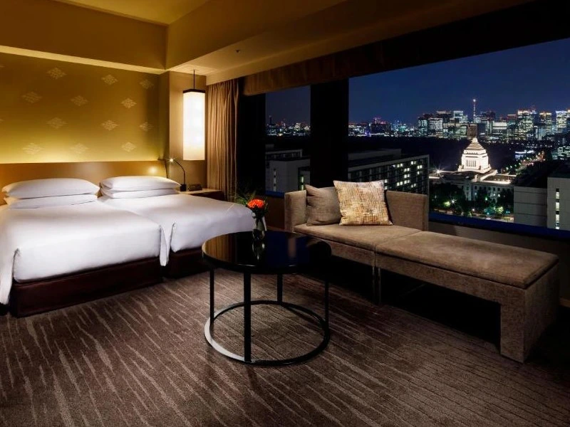Modernes Hotelzimmer mit Ausblick auf die Dächer von Tokio, Japan