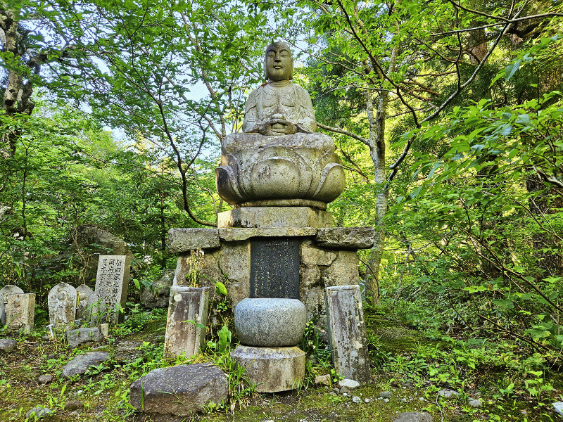 Buddhastatue im Wald, Japan