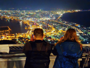 Menschen genieĂźen die Sicht vom Mt. Hakodate