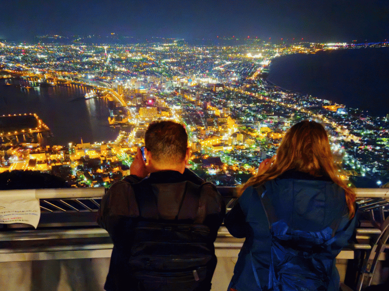 Menschen genieĂźen die Sicht vom Mt. Hakodate