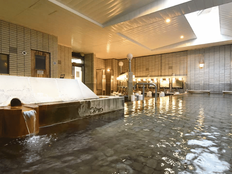 GroĂźes Onsen im Hotel am Lake Akan