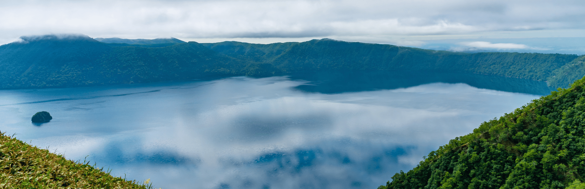 Panoramablick ĂĽber den Lake Akan