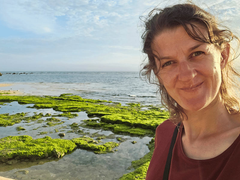 Frau am Strand von Okinawa