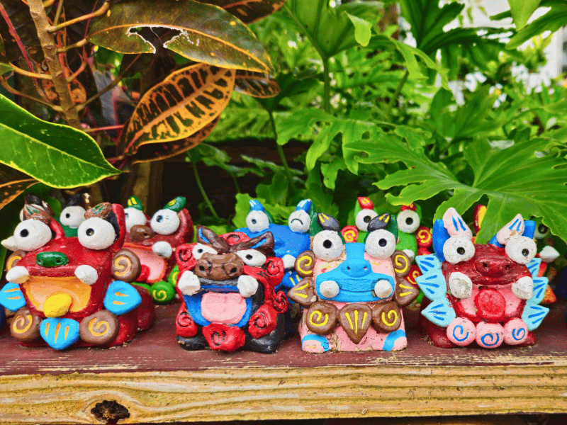 Bunte Shisa Figuren auf Okinawa