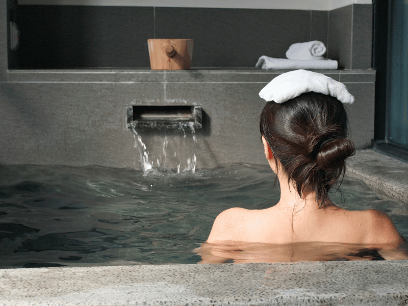 Frau entspannt im Onsen in Japan