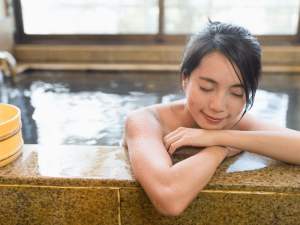 Frau entspannt im Onsen in Japan