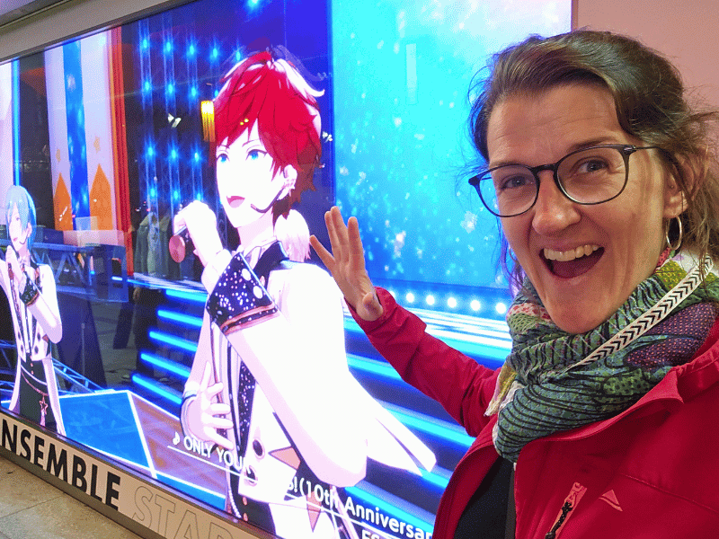 Frau vor einem Manga-Geschäft in Tokio