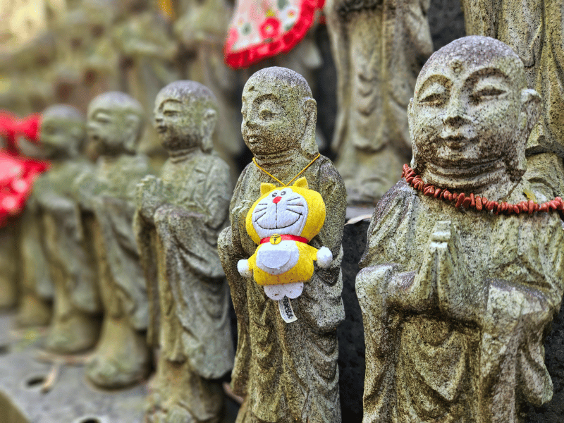 Kleine Steinfiguren im Schrein in Tokio
