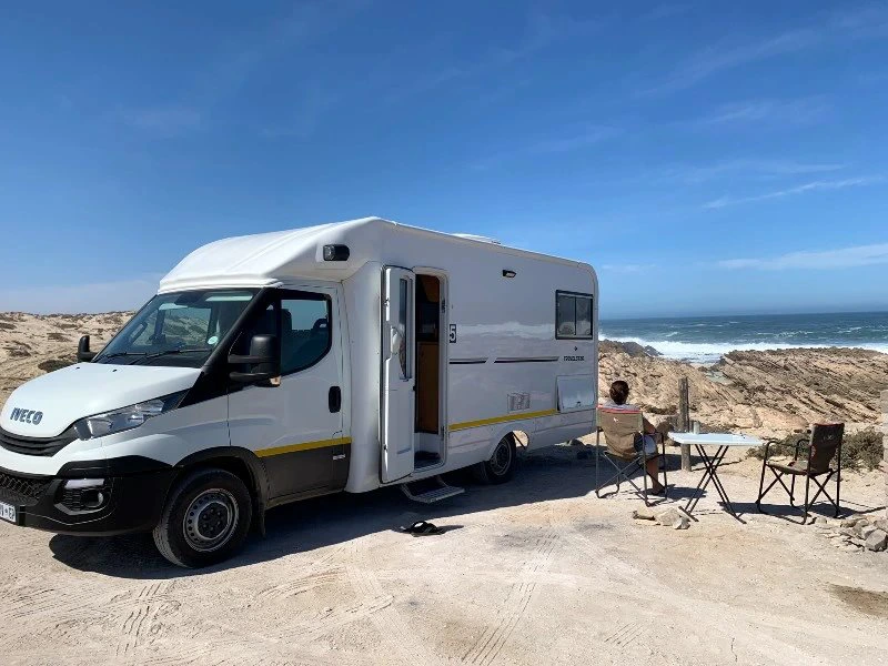 Mit em Camper am Strand in Südafrika