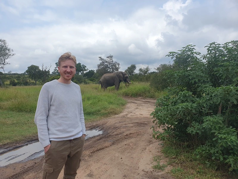 Reisender auf der Straße am Kruger Nationalpark in Südafrika