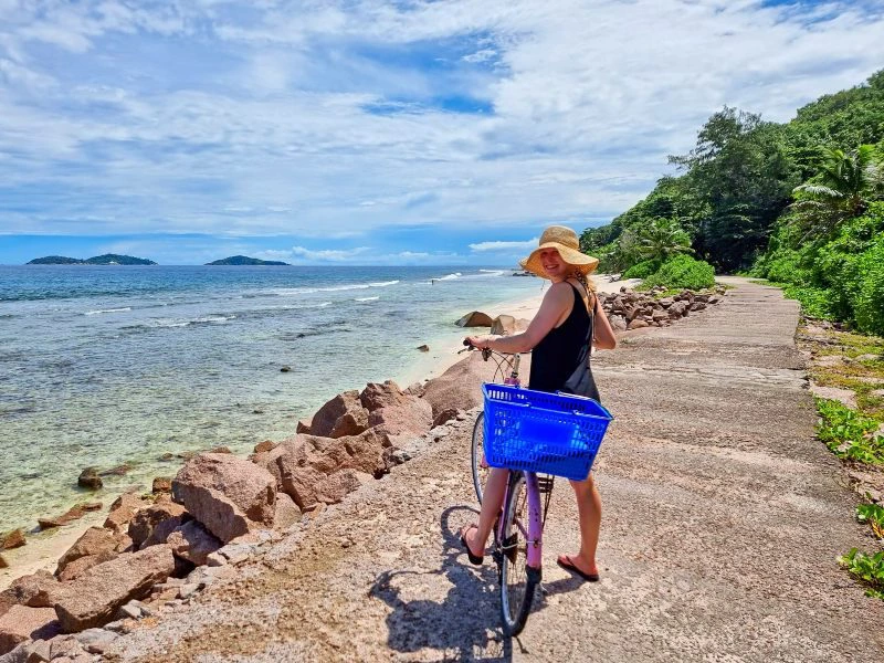 Seychellen - La Digue - Frau auf Fahrrad