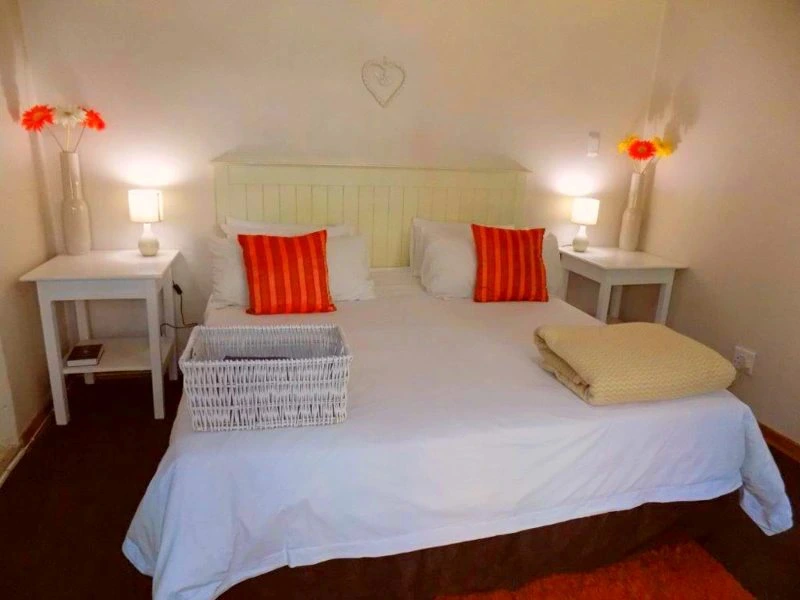 Großes Doppelbett in der Flughafenlodge in Johannesburg Südafrika