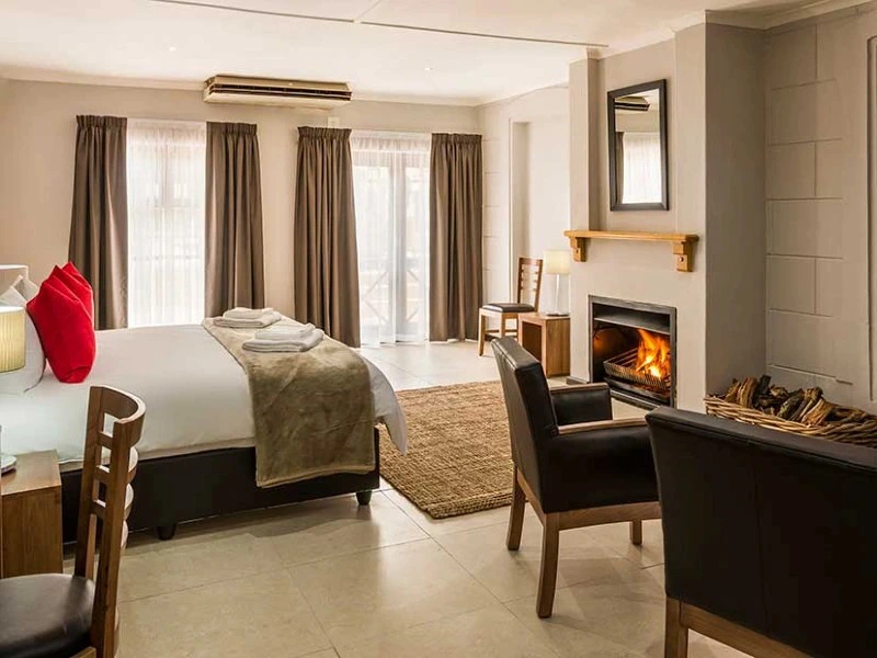 Großes helles Schlafzimmer mit Kamin in Clanwilliam