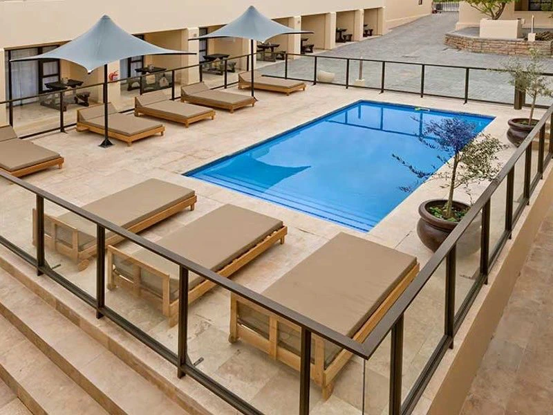 Großer Poolbereich Ihres Hotels in Clanwilliam