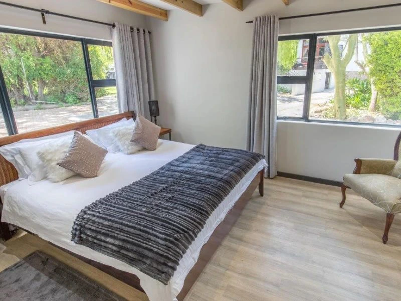 Helles Zimmer mit Glasfront in Montagu SĂĽdafrika