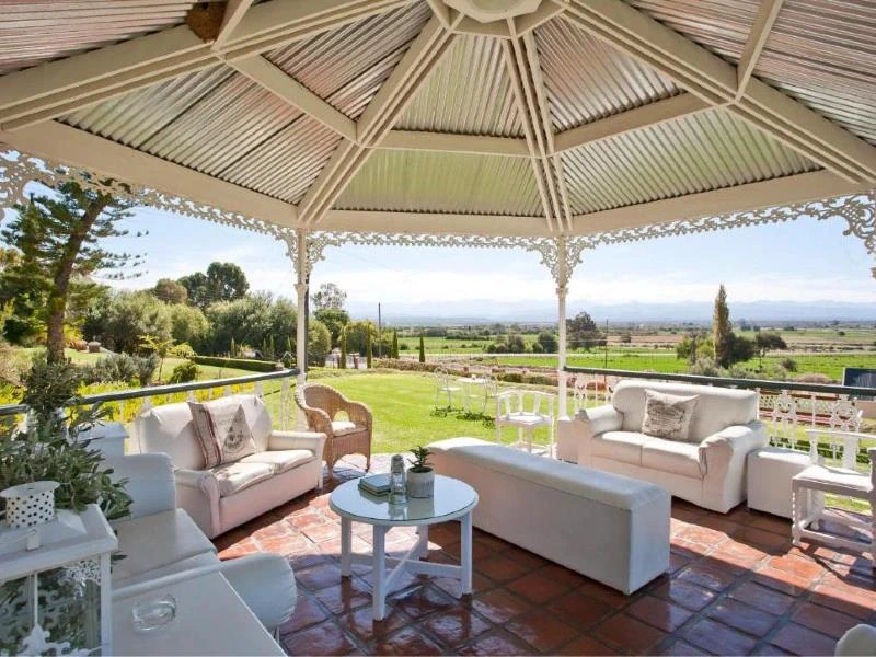 Terrasse Ihres komfortablen Gästehauses in Oudtshoorn